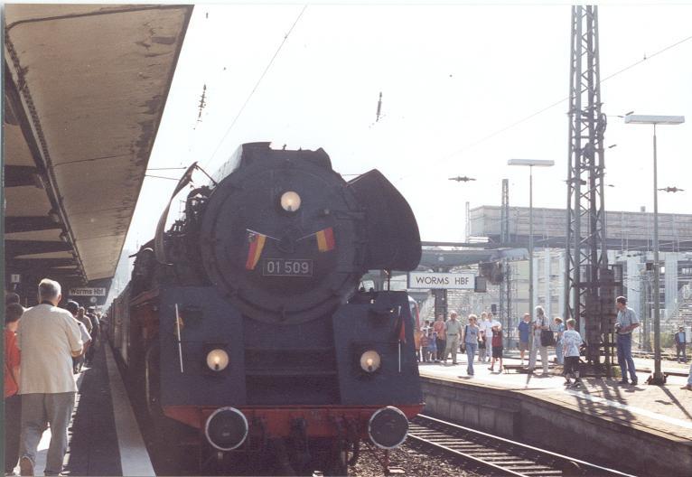 01-509 bei der Einfahrt von Worms Hbf. (Bahnhofsfest 2003)