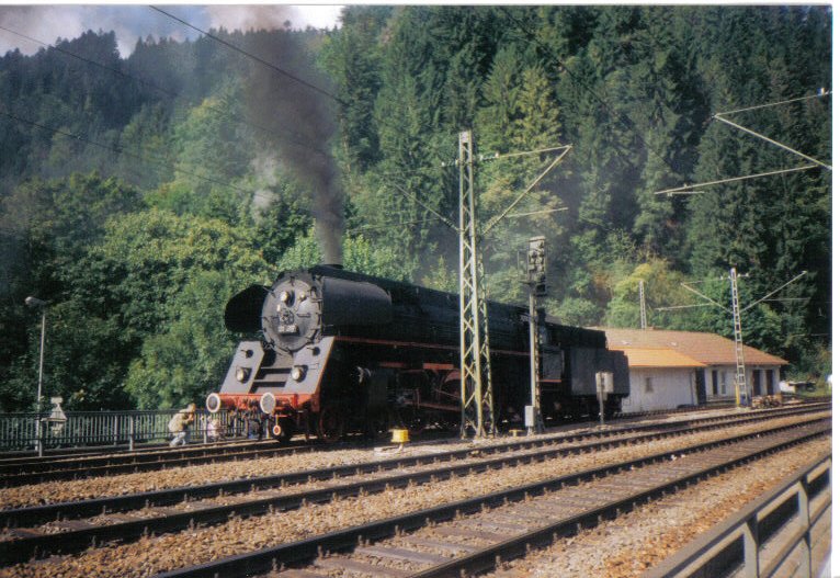 01 519 beim rangieren in Triberg September 98 anllich 125 Jahre Schwarzwaldbahn.Das Gebude im Hintergrund ist mitterweile auch Geschichte