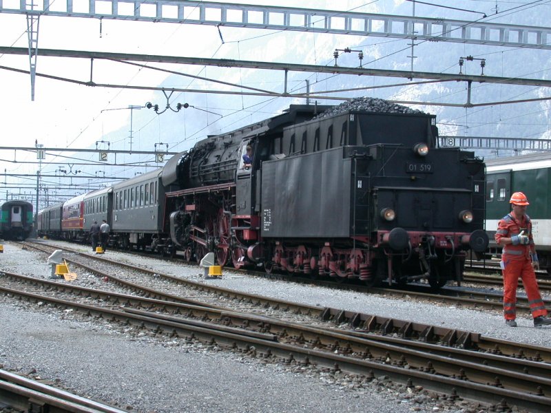 01 519 zu Besuch mit einem Sonderzug in Chur am 23.06.2003