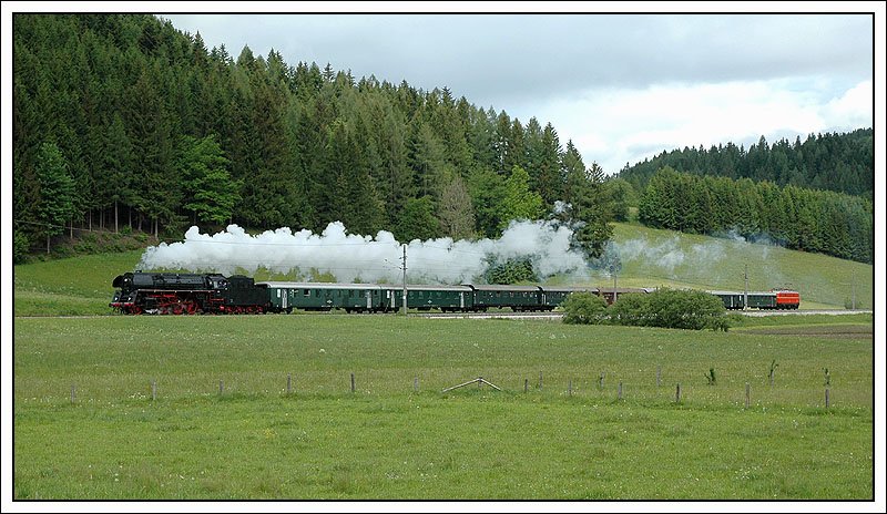01 533 mit dem E 16273 von Salzburg Hbf nach Graz und in weiterer Folge weiter nach Lieboch zur Erffnung der Ausstellung  150 Jahre Sdbahn  am 17.5.2007 zwischen Windischgarsten und Spital am Pyhrn aus einem etwas anderem Winkel wie von meinem Fotokollegen Manfred Wolf.