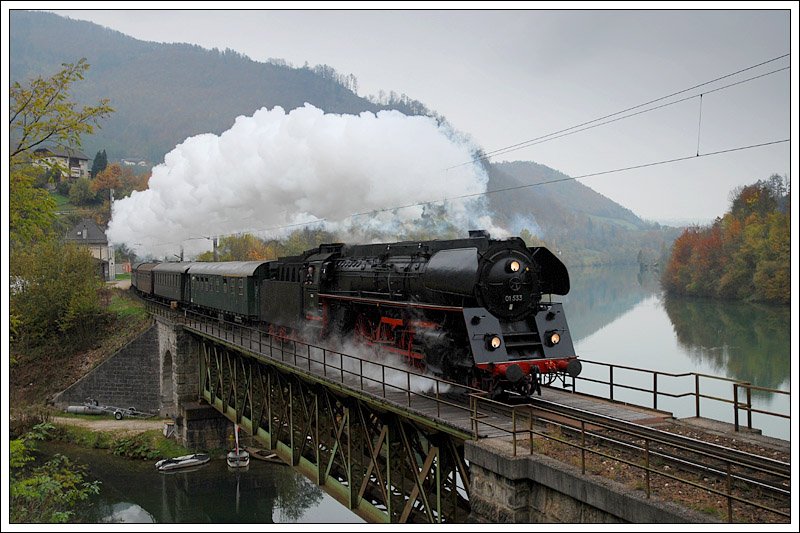 01 533 der GEG mit ihrem Sdz R 16749 (Salzburg Hbf – Eisenerz), welchen sie in Timelkam bernommen hat, am 25.10.2008 kurz nach der Haltestelle Trattenbach/Enns aufgenommen.