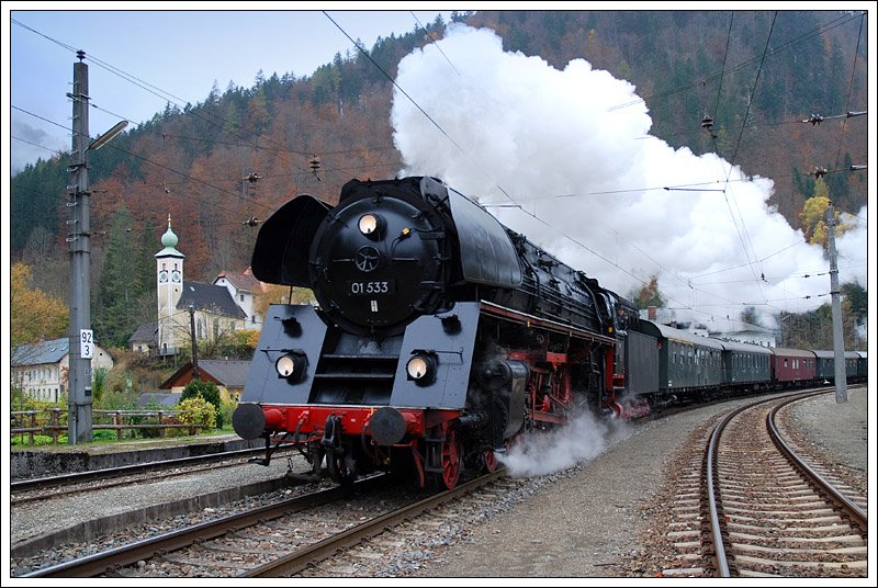 01 533 der GEG mit ihrem Sdz R 16749 (Salzburg Hbf – Eisenerz), welchen sie in Timelkam bernommen hat, am 25.10.2008 bei der Durchfahrt des Bahnhofs Groreifling.