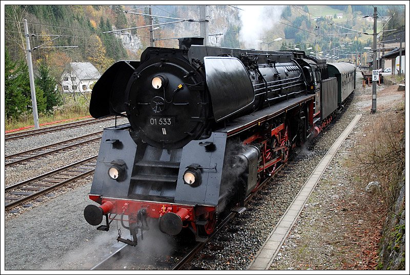01 533 der GEG mit ihrem Sdz R 16749 (Salzburg Hbf – Eisenerz), welchen sie in Timelkam bernommen hat, am 25.10.2008 bei der Ankunft in Hieflau.