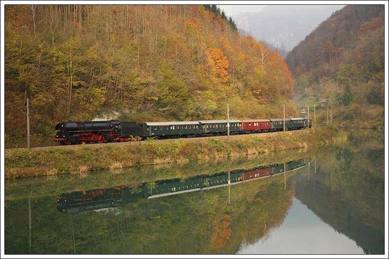 01 533 der GEG mit ihrem Sdz R 16749 (Salzburg Hbf – Eisenerz), welchen sie in Timelkam bernommen hat, am 25.10.2008 nchst Kleinreifling aufgenommen.
