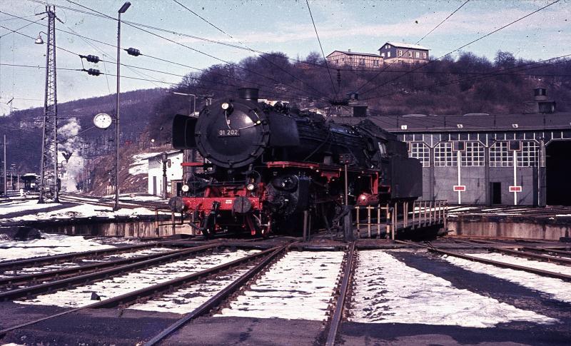 01 auf der Drehscheibe des BW Dillenburg im Winter 72