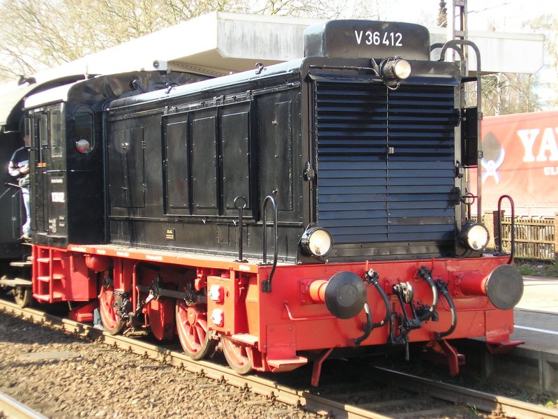 01.04.2007: V36 412 in Bnde/Westf. bei Pendelfahrten zum Bahnhofsfest in Kirchlengern