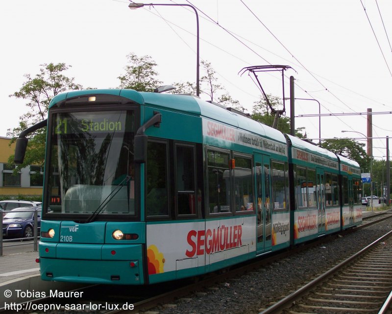 01.06.08: Auch Frankurt ist davon befallen: Segm�ller-Werbung auf Stra�enbahn und Bus. Hier sehen wir den S-Wagen 210 an der Heinrich-Hoffmann-Stra�e/Blutspendedienst aus Richtung Hauptbahnhof kommend. Er f�hrt als Linie 21 weiter zum Stadion.