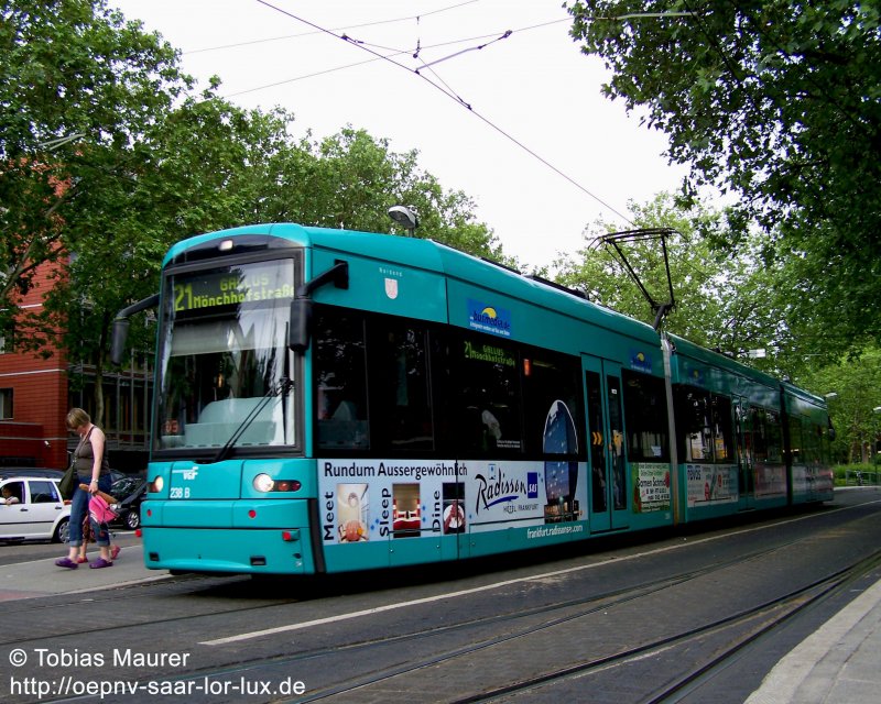 01.06.08: Der S-Wagen 238 unterwegs auf der 21 zur allseits bekannten Mnchhofstrae im Gallusviertel. Beklebt mit einem Werbemix konnte ich Ihn an der Stresemannallee/Gartenstrae in Richtung Hauptbahnhof fotografieren.