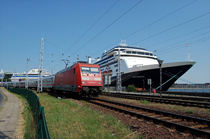 01.08.2008 101 078-4 mit IC 2239 verlsst den Bhf. Warnemnde Richtung Rostock. Am Kai liegt das Kreuzfahrschiff  Rotterdam  und im Hintergrund die Aida  Bella .