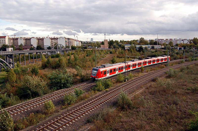 01.10.2009 423 ...(S-Bahn Stuttgart) auf dem Weg nach Hennigsdorf hat Berlin-Gesundbrunnen verlassen.