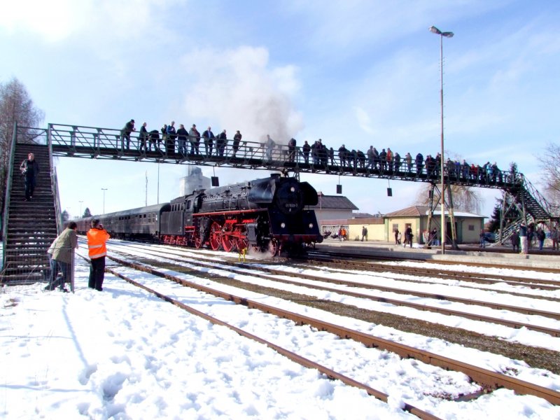 011533-7 mit E16188 (Hausruckdampf09) bei einem Fotozwischenstopp unterm Bahnsteg aus dem Jahre1906; Bhf Ried i.I.; 090228