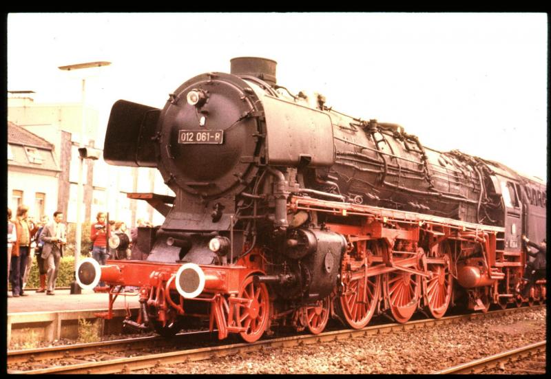 012 061 kurz vor der Abfahrt in Dortmund Hbf 1975 vor einer denkwrdigen Sonderfahrt nach Trier. Mit 9 Liegewagen und zwei Silberlingen blieb sie kurz hinter Mechernich auf der Steigung in einer Rechtskurve nach reichlichen Schleuderattaken liegen. Der Lokfhrer war nicht streckenkundig und hatte sich sozusagen vllig verfahren.
