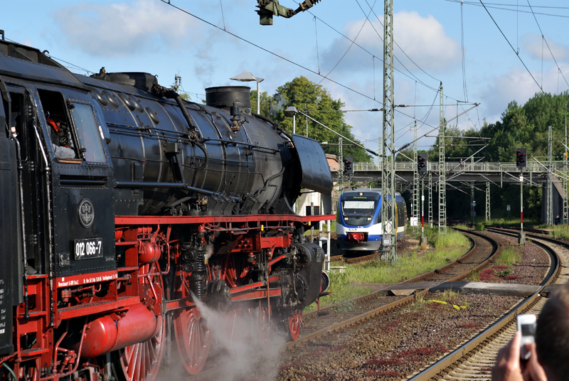 012 066-7 (01 1066) begegnet am 23.05.2009 in Itzehoe VT 630 der NOB.