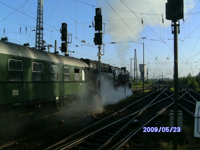 012 066-7 zieht den D 1066 an der einstigen Heimat vieler ihrer Schwestern vorbei am BW Hamburg-Altona.