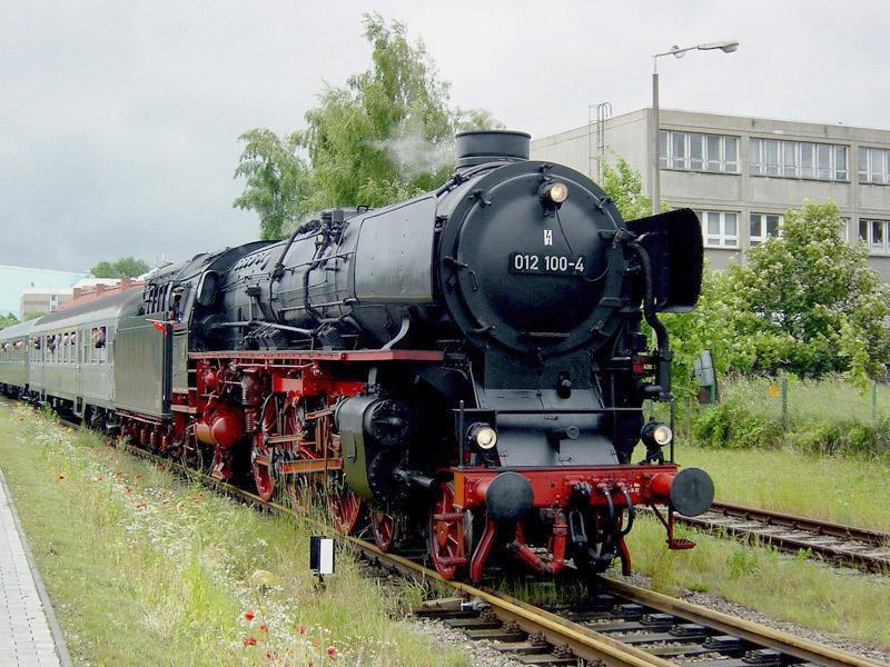 012 100-4 auf einer Sonderfahrt zum Segelschiff  Gorch Fock  in Stralsund. (am 19.06.2004). 