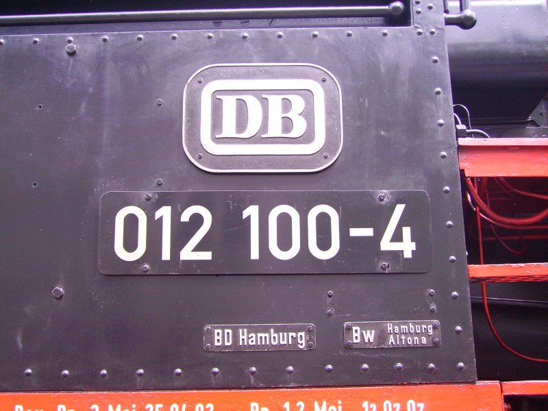 012 100-4 ist im Bahnbetriebswerk Hamburg-Altona, welches der Bahndirektion Hamburg angehrt, beheimatet. 
