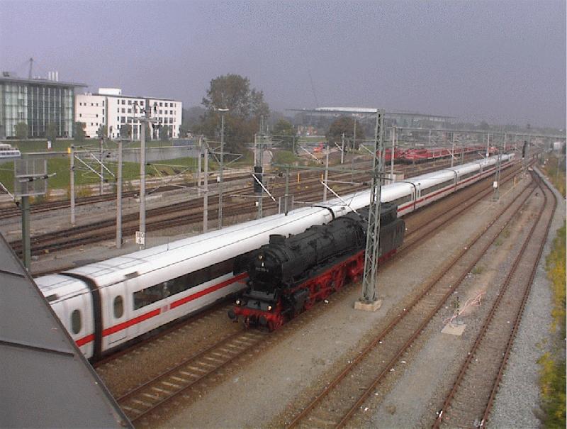 012 100-4 begegnet am 3.10.02 in Wolfsburg einem ICE.