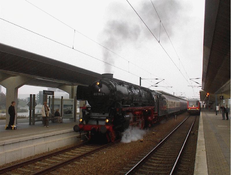 012 100-4 fhrt mit ihrem historischen Zug am 3.10.02 aus Wolfsburg aus.