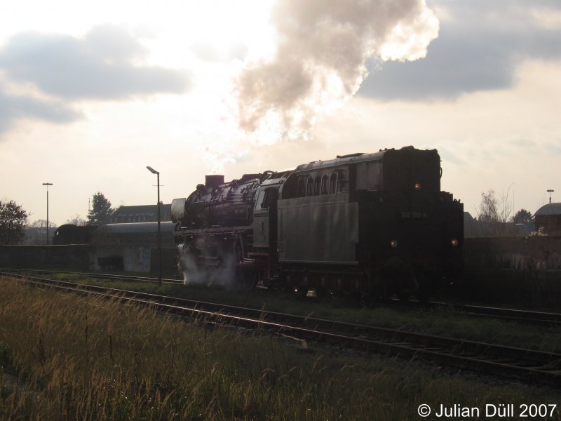 012-100-4 machte kurze Fahrten während des Adventfestes im BW Neumünster am 3.12.2006.
