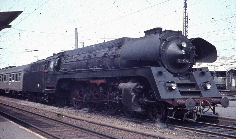 01/5 504 hat sich im Sommer 66 vor den Interzonenzug 199 nach Leipzig