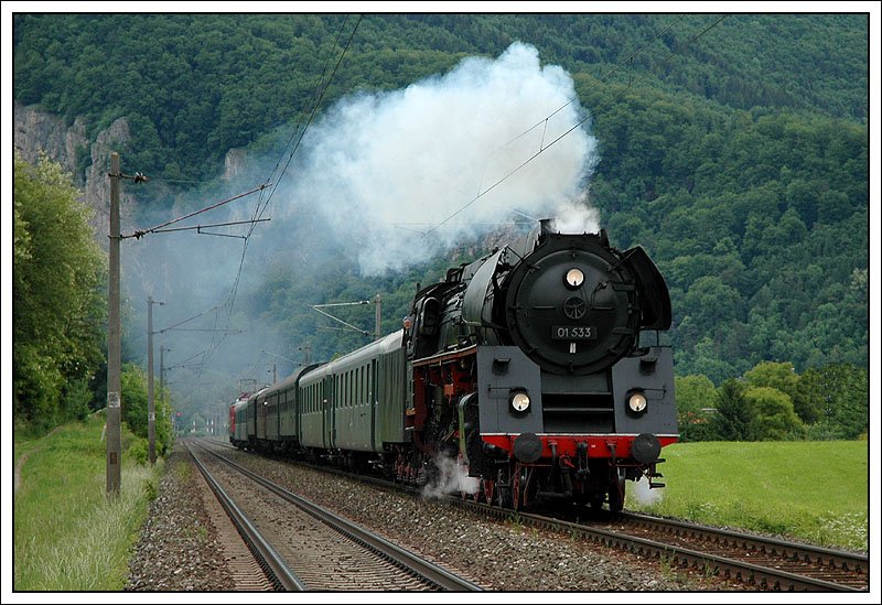 01.533 der GEG mit dem E 16273 aus Salzburg, auf dem Weg nach Graz und ab Graz als SPz 16273 weiter nach Lieboch zur der Erffnung der Ausstellung  150 Jahre Sdbahn  am 17.5.2007 kurz nach dem Bahnhof Peggau-Deutschfeistritz aufgenommen.