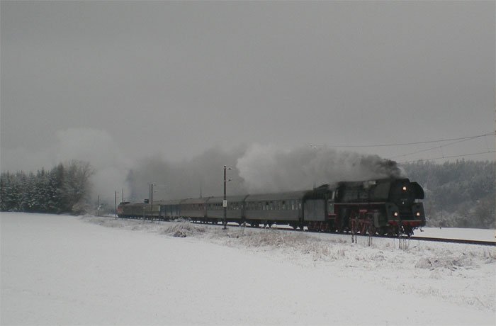 01.533 der �GEG wird mit einem Sonderzug der IGE Bahntouristik am 03.02.2008 gleich Faak am See erreichen, Nachschiebe durch die �GEG 1110.522.