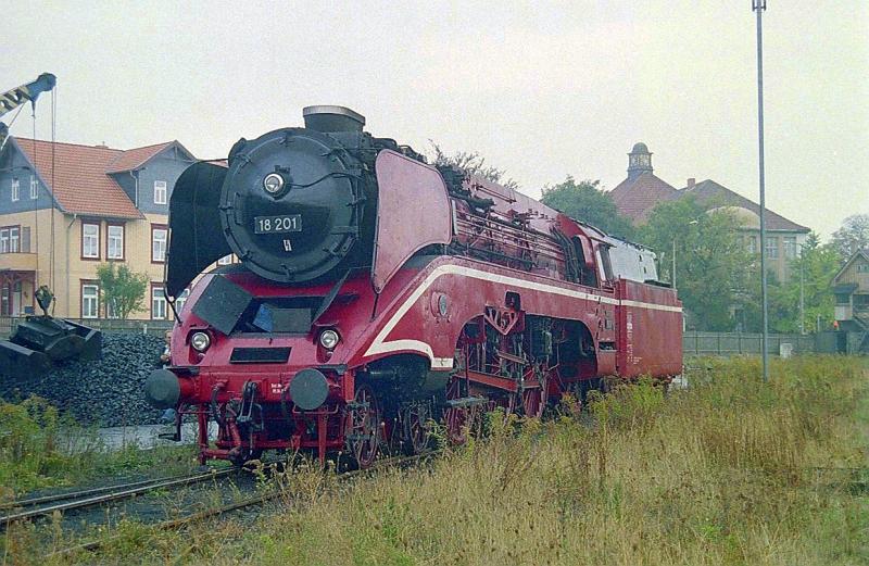 02 0201 / BR 18 201, am 3.10.2003 brauchte Jimo Eisenbahn Freunde zur HSB.Von woher kann ich nicht sagen, weil ich leider nichts von solch einer Fahrt wuste. Purer Zufall das ich zum richtigen Zeitpunkt dort war ( LKW Sonn & Feiertags Fahrverbot ).
