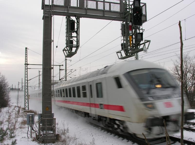 02. M�rz 2005, Bahnhof Potsdam Park Sanssouci, IC aus Richtung Berlin mit ca 140 km/h.