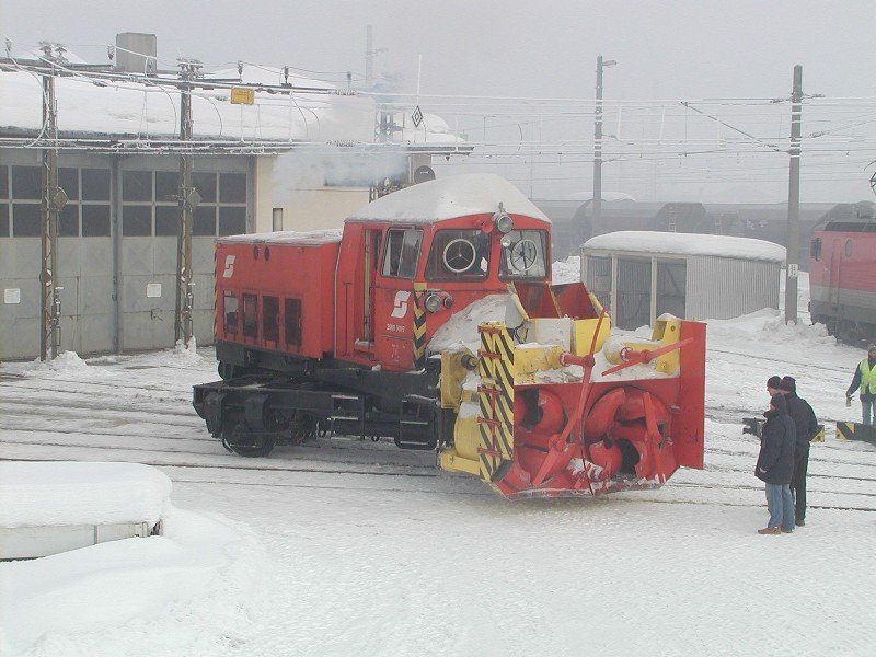 02.02.2006, die Saalfeldener Schneeschleuder 2180.01 beim Drehen vor ihrer Heimatdienststelle