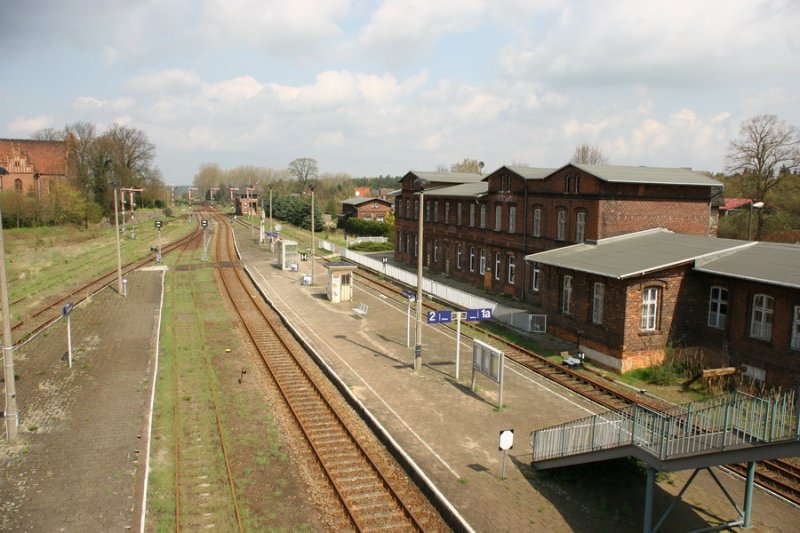 02.05.2006 Bf. Karow/Meckl., rechts Bahnhofsgebude und im Hintergrund das Stellwerk