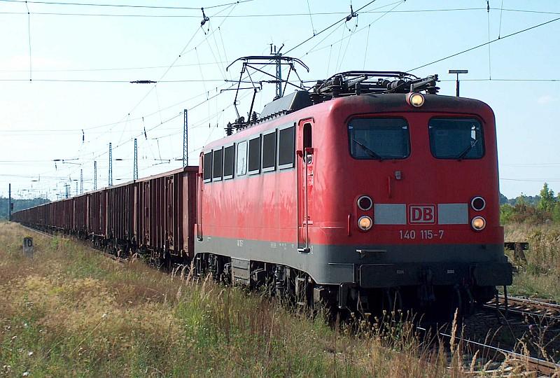 02.09.04: 140 115-7 rumpelt langsam mit ihrem Ganzzug aus leeren Eaos in den Bahnhof Angersdorf.