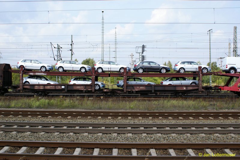 02.09.2007: Gterwaggon Typ Laekks mit Audi A3 Personenwagen beladen, beim durchfahren des Lehrter Bahnhof's.