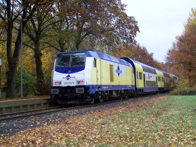 02.11.07, 246 004 von Metronom schiebt den EVB-Ersatzzug nach Hamburg-Neugraben. Hier beim Halt in Ruschwedel.