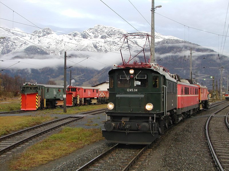 02.11.2003, 1245.04 bringt die 1110.526 und den Klima-Schneepflug 976 029 von Saalfelden nach Selzthal bzw. Knittelfeld; hier kurz vor der Abfahrt in der Zugfrderungsstelle Saalfelden, im Hintergrund die beiden Saalfeldener Schneepflge 976 016 und 976 000.