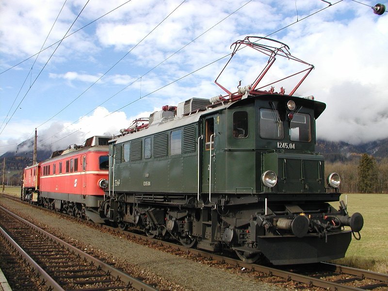 02.11.2003, 1245.04 bringt die 1110.526 und den Klima-Schneepflug 976 029 von Saalfelden nach Selzthal bzw. Knittelfeld; hier bei einem Kreuzungsaufenthalt im Bahnhof Haus im Ennstal.