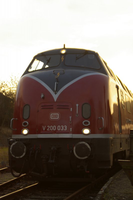 02.12.2006: Die V200 033 frhmorgens vor einem Sonderzug im Bahnhof Hemer. Dies war eine der letzten Fahrten auf der Strecke.