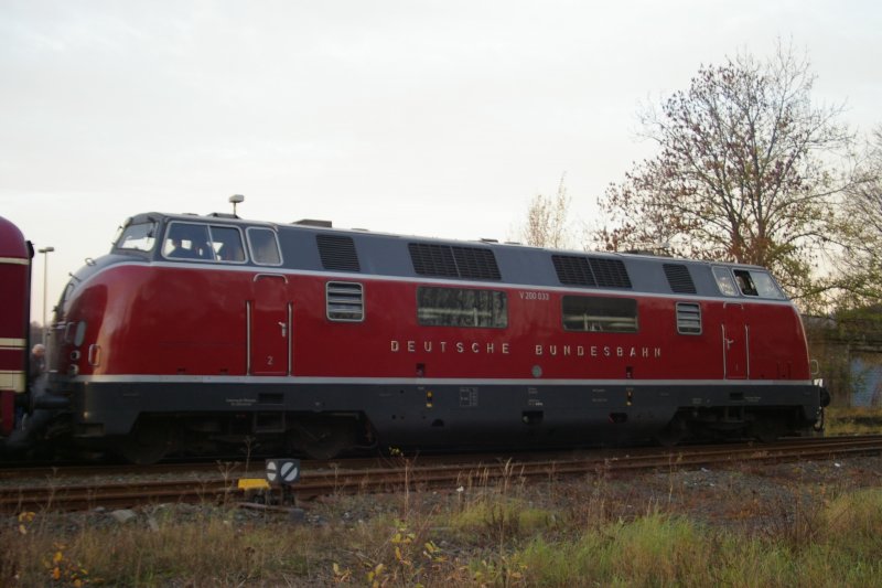 02.12.2006: Die V200 033 frhmorgens vor einem Sonderzug im Bahnhof Hemer. Dies war eine der letzten Fahrten auf der Strecke.