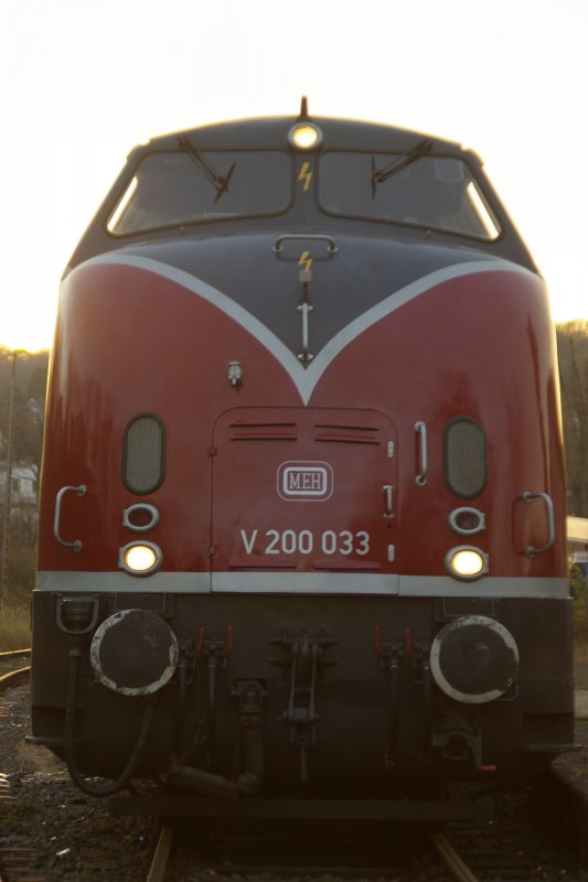 02.12.2006: Die V200 033 frhmorgens vor einem Sonderzug im Bahnhof Hemer. Dies war eine der letzten Fahrten auf der Strecke.