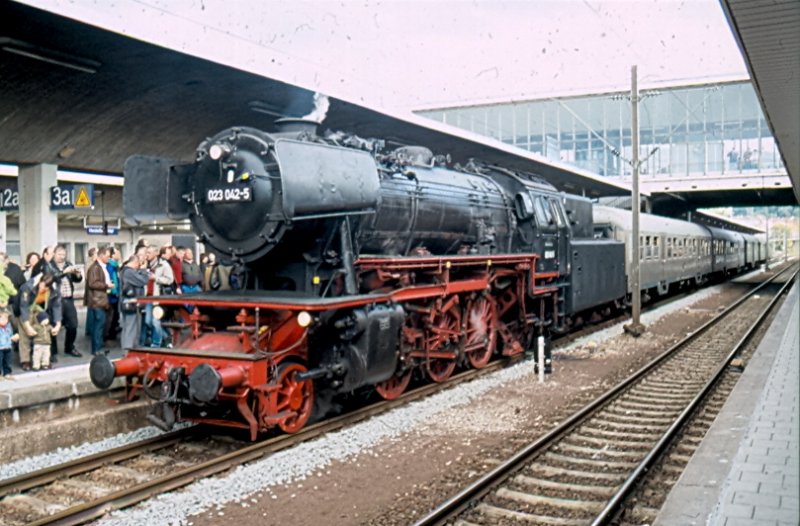 023 042-5 bei der Plandampf-Veranstaltung am 29.09.2007 im Heidelberger Hauptbahnhof. Wre die Beschilderung nicht knnte man sich wirklich in die 70iger zurck versetzt fhlen.