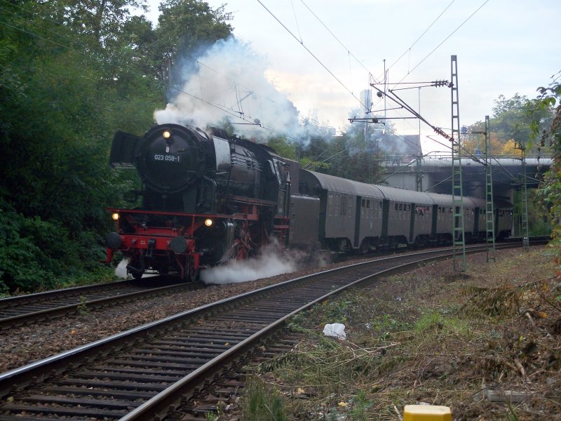 023 058 als Regionalbahn nach Bad Friedrichshall Jagstfeld bei der Durchfahrt des S-Bahnhofes Heidelberg Weststadt/Sdstadt. Aufgrund des Plandampfes  ber´n Buckel  werden zwischen dem 29.09.07 und dem 03.10.07 ein Teil der Planmigen RE/RB Leistungen auf der KBS 706 mit historischem Wagenmaterial gefahren, 29.09.07.