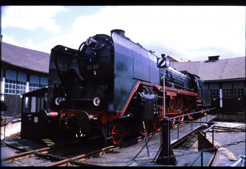 03 001 in Neuenmarkt-Wirsberg auf der Drehscheibe nach beeindruckender Einfahrt. Lothar Walther (glaube ich) staubte die Fuhre in den Bahnhof in einer erstklassigen Art und Weise. Dieses Bild, wie schnell dieser Zug zum stehen kam, werde ich nie vergessen.