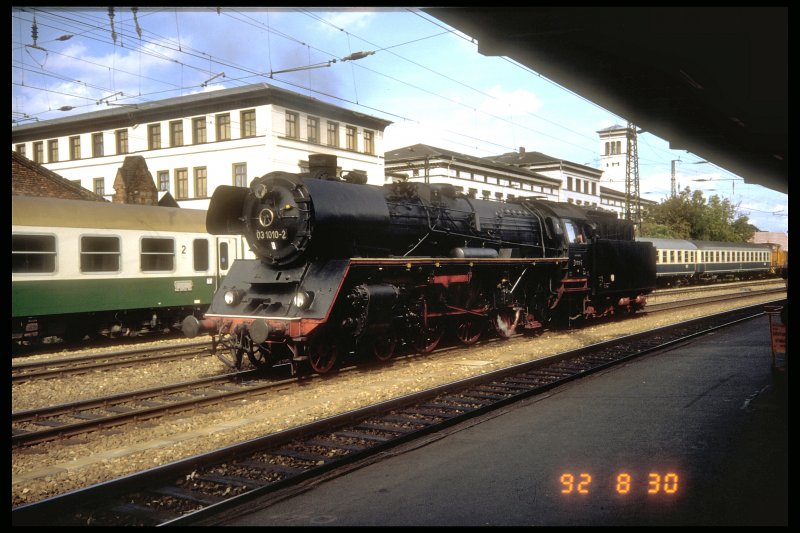 03 1010-2 am 30.8.1992 in Erfurt Hbf, lange vor dem hlichen Umbau, Dahinter Wagenzug aus DR- und DB-Reisezugwagen.