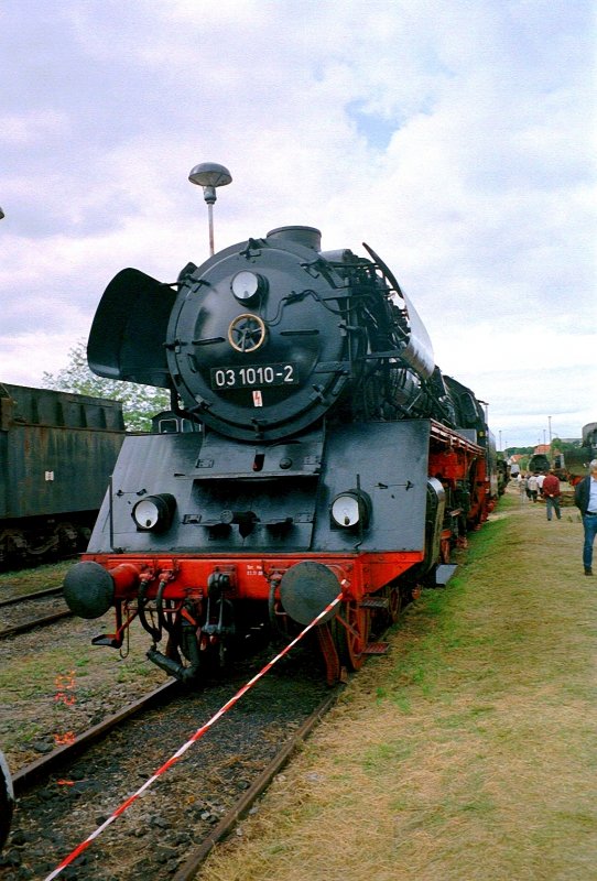 03 1010-2 auf dem Gelnde des frheren RAW Meiningen, hier anllich der Dampftage am 1. 9. 2002
