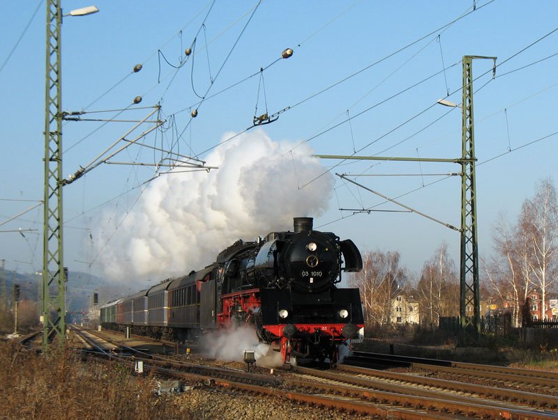 03 1010 bringt anlsslich des Dresdner Striezelmarktes den Traditionszug aus Berlin (Berlin macht Dampf); bei Dresden-Cossebaude, 2.12.2006
