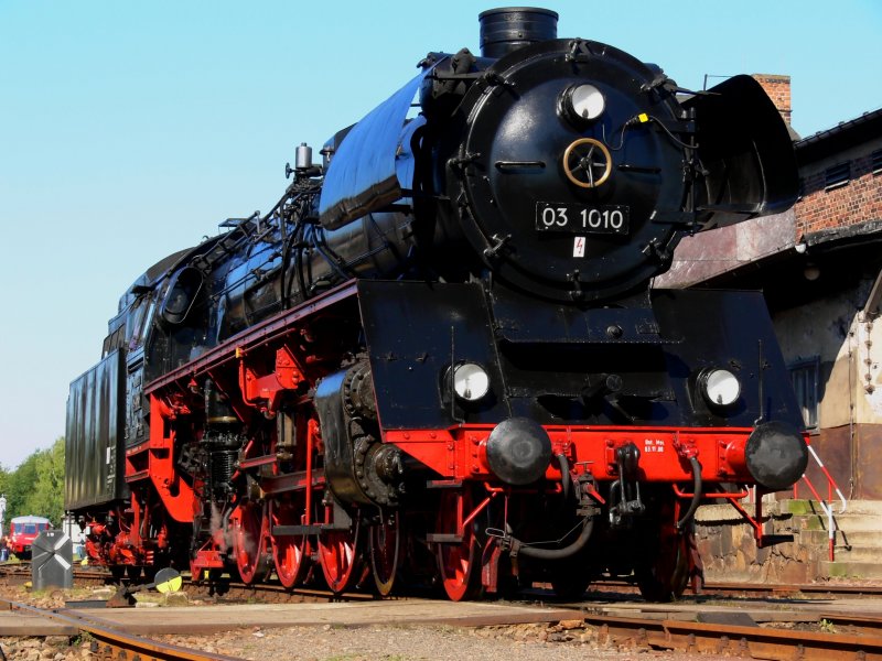 03 1010 mal aus einer etwas ungewhnlichen Perspektive.

25.08.2007 beim Heizhausfest im Schsischen Eisenbahnmuseum Chemnitz.