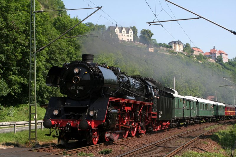 03 1010 passiert in voller Fahrt die Dornburger Schlsser. Am 9.6.07 auf dem Weg nach Saalfeld