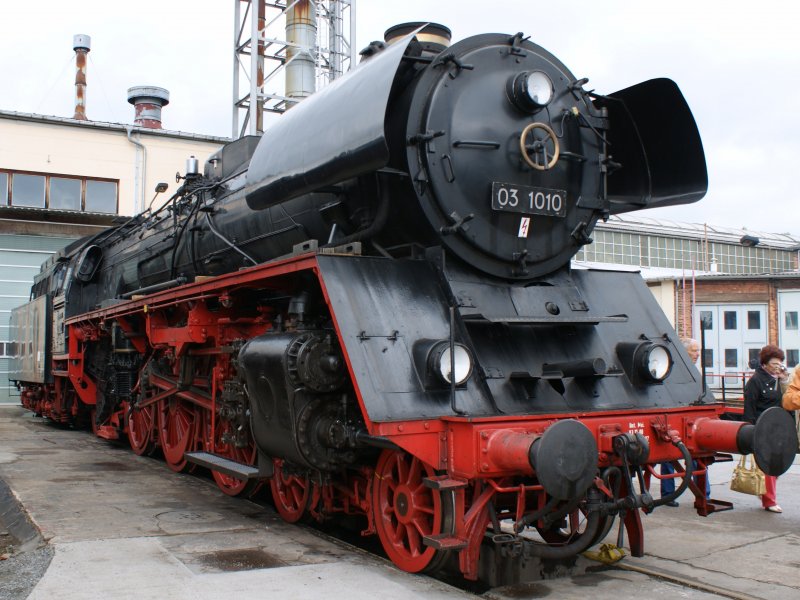 03 1010 steht kalt in Meiningen zu den XV. Dampfloktagen am 05.09.2009