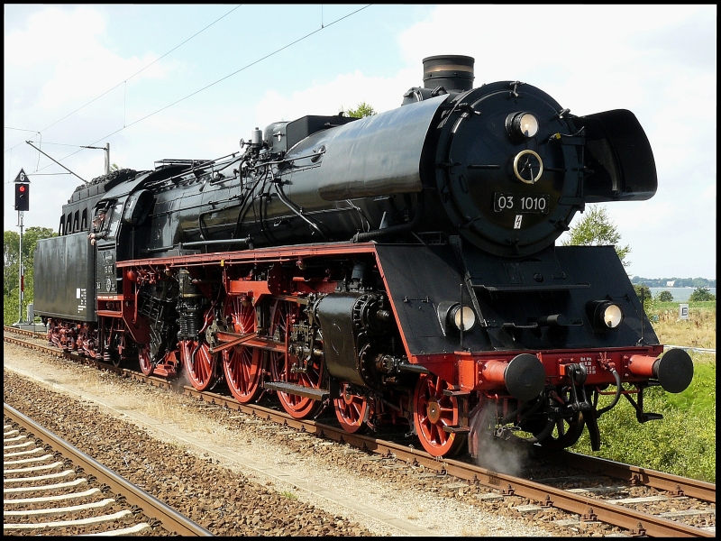 03 1010 wartet am 02.08.2008 im Bahnhof Altefähr auf den Fahrbefehl zum Umsetzen und die anschließende Weiterfahrt in ihre alte Heimat Stralsund.