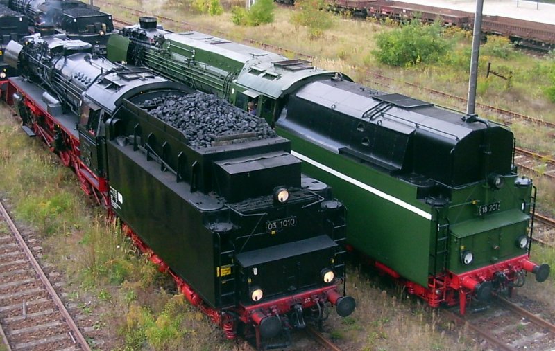 03 und 18 am Ende der Lokaufstellung fr die Lokparade in Schneweide, 2006