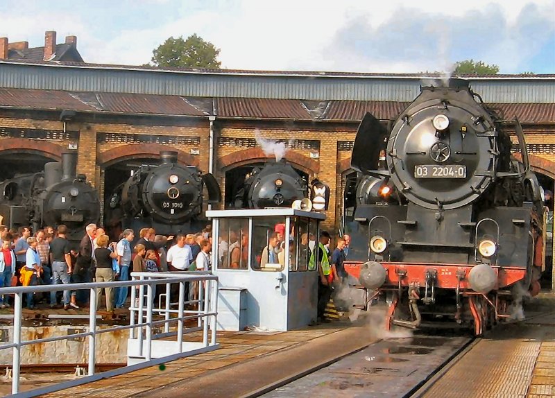 03 2204-0 verlt die Drehscheibe Richtung Lokschuppen. Viel Betrieb im ehem. Bw Schneweide am 1.10.2006